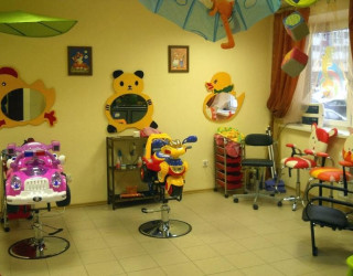 Детские парикмахерские кресла и зеркала